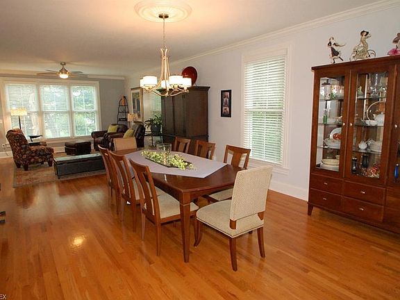 5th image of 35 Steepleview Dr