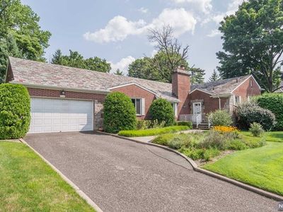 390 Maple Hill Dr, Hackensack, NJ, 07601