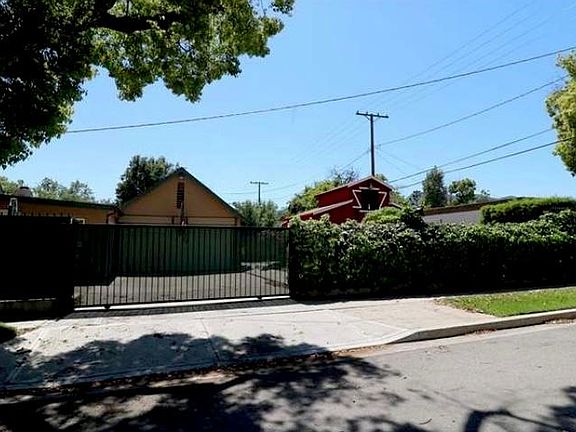 5th image of 703 S Mariposa St