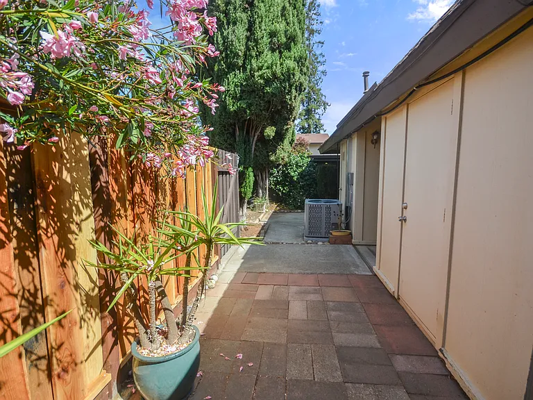 5013 Pine Tree Ter — Photo 20