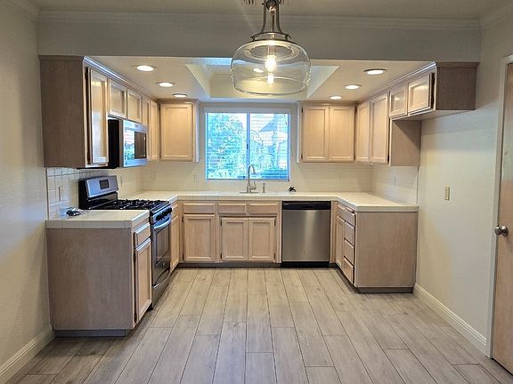 4th image of 1657 E Everglade Ave