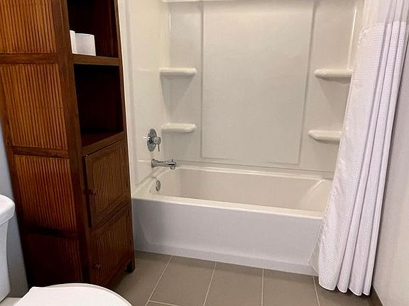5th image of 988 Halekauwila St APT 1414