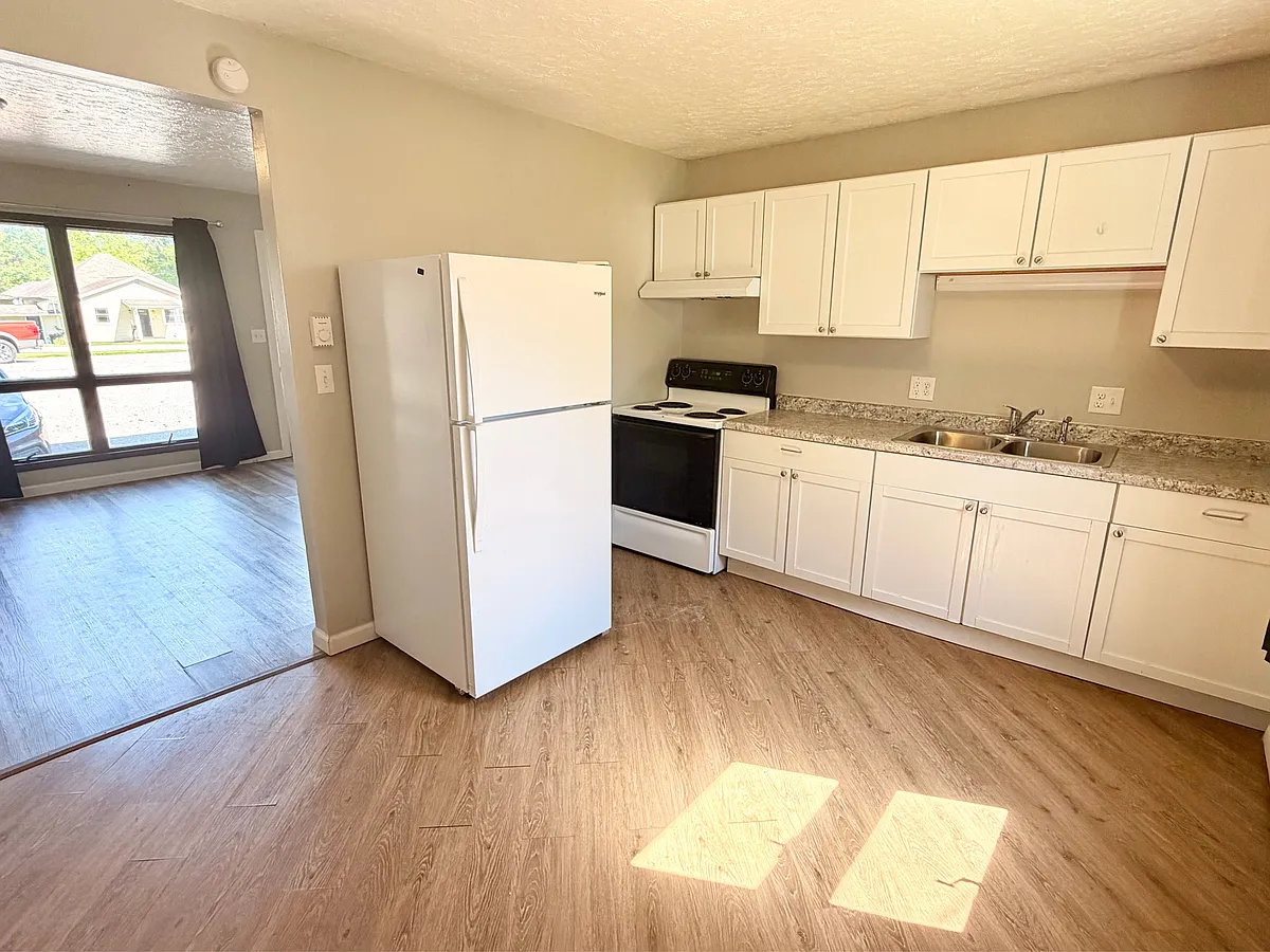 Building Photo - 623 N Bryan Ave #20
