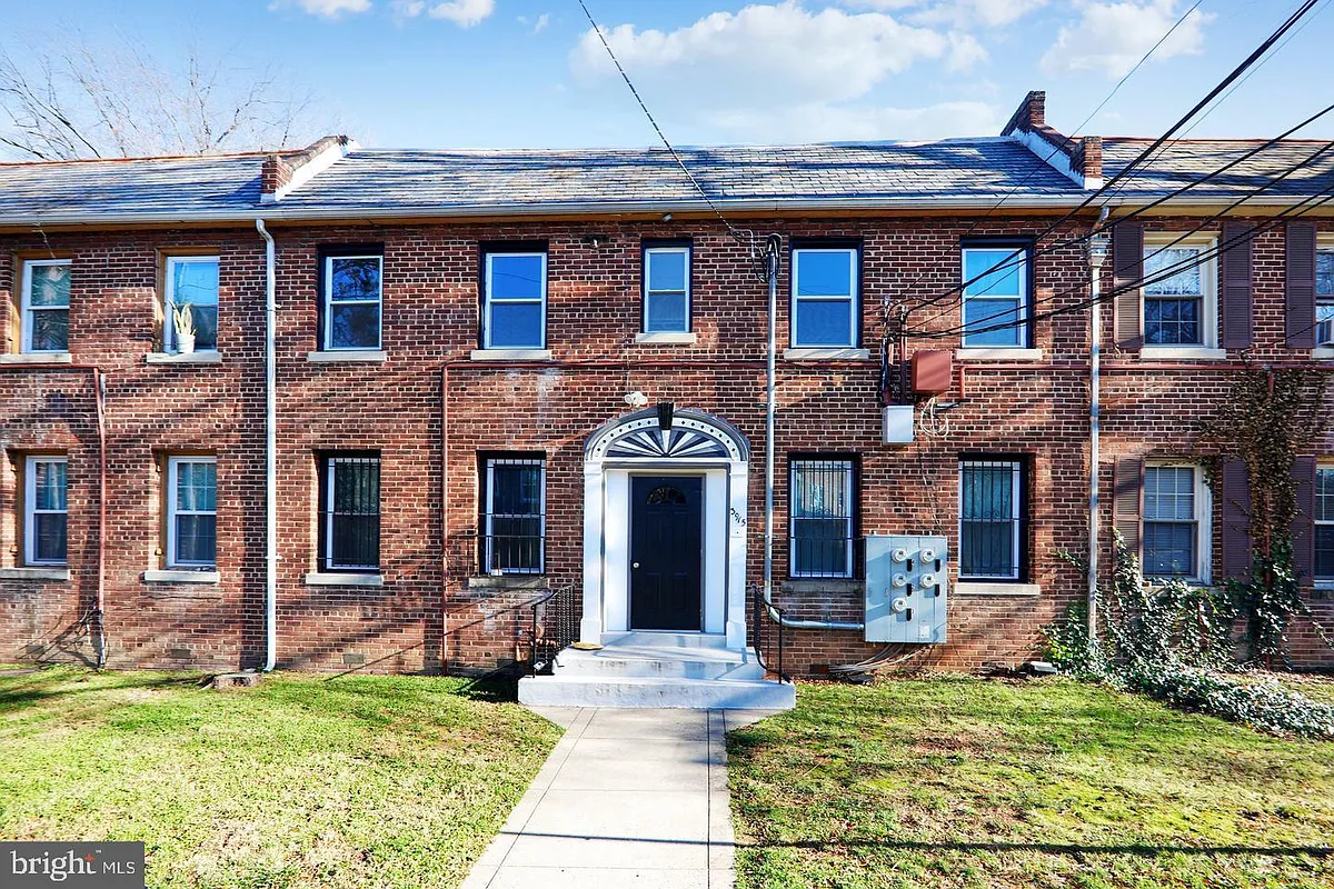 Building Photo - 3915 9th St NE #3
