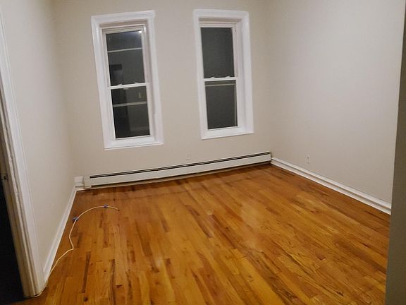 3rd image of 696 Bristol St APT 1R