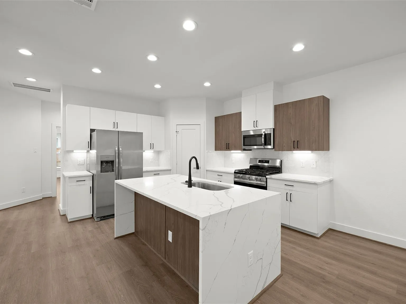 4 bed, 2.0 bath, 1604 sqft, $2,745 — Photo 3
