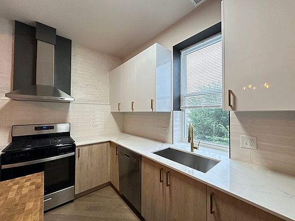 3rd image of 841 N Mozart St #4A