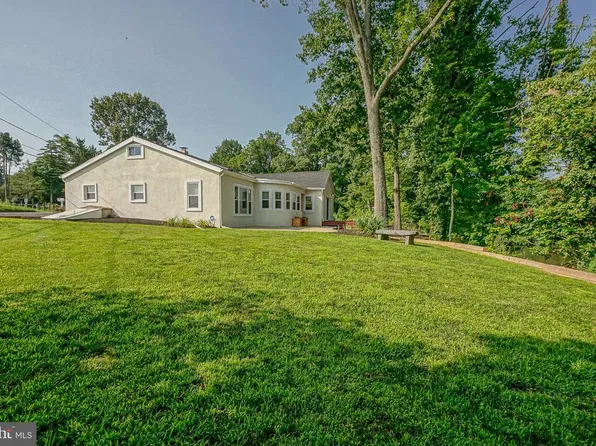 8 Lakeside Dr, Medford, NJ 08055