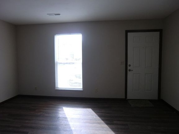 2nd image of 9 Heritage Pl #9