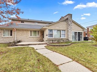 3405 W Lakefield Dr, Milwaukee, WI 53215