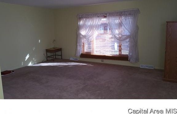 5th image of 47 Villanova Dr