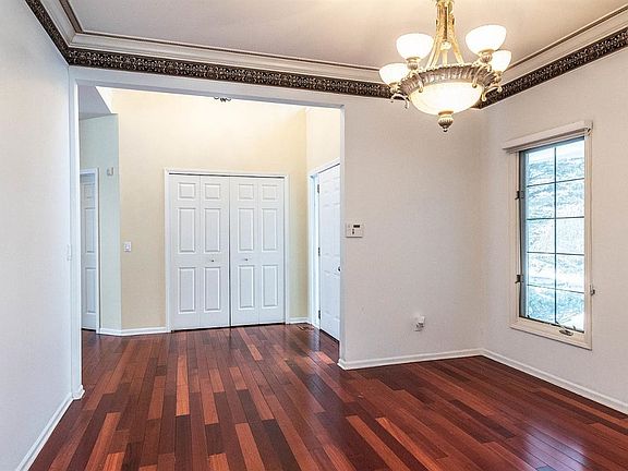 4th image of 2304 W Carriage Way