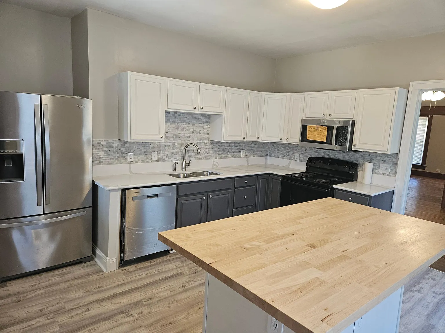 810 E Stewart St — Photo 2