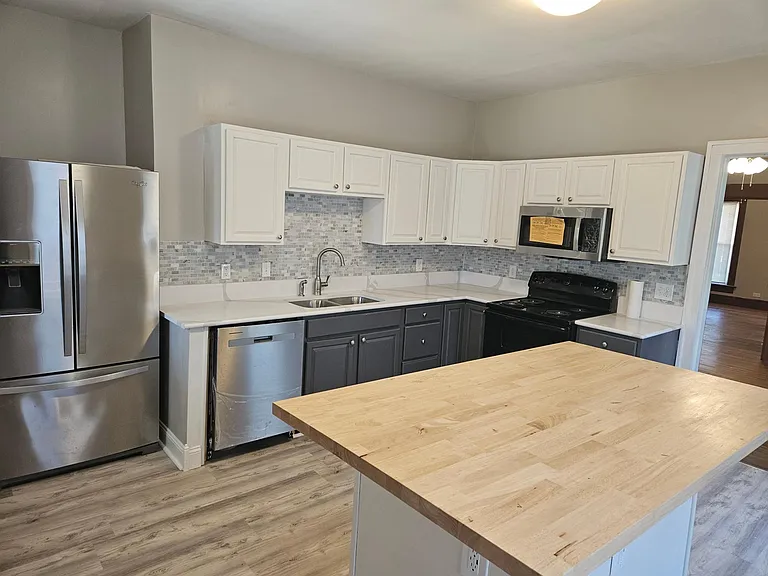 810 E Stewart St — Photo 2