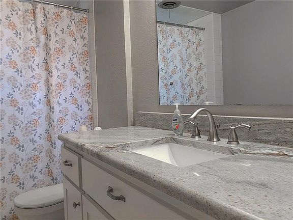 3rd image of 1416 Oakhill Dr
