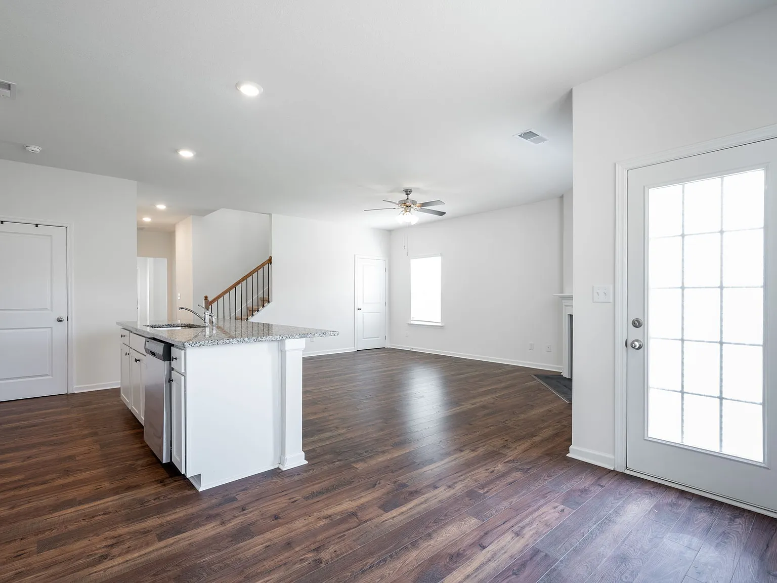 5 bed, 3.5 bath, 2850 sqft, $2,900 — Photo 3