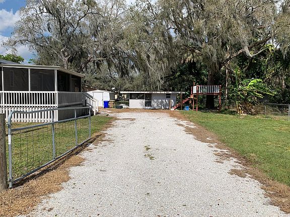 4th image of 411 SE 12th Avenue