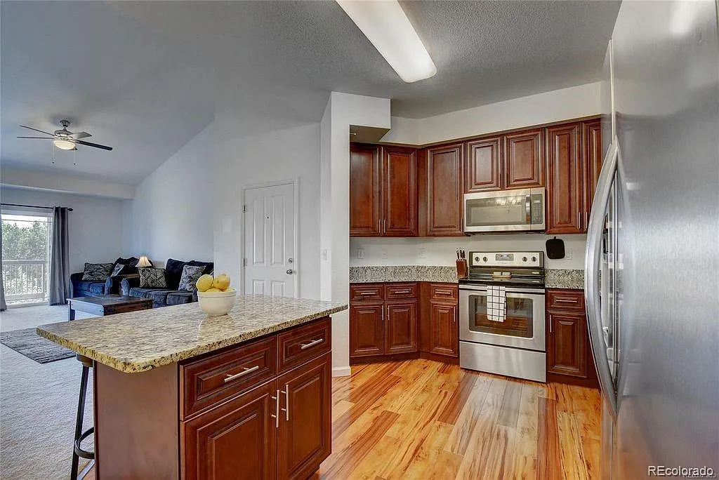 3 bed, 2.0 bath, 1308 sqft, $2,100 — Photo 3
