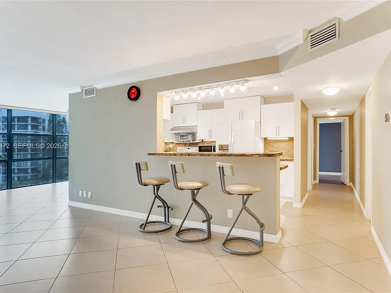 1000 Parkview Dr #614 — Photo 5