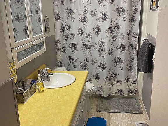 3rd image of 212 Cairns St