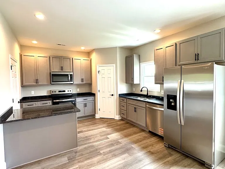678 Zephyr Dr — Photo 2