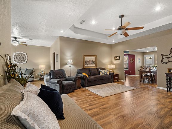 4th image of 905 Charlies Cres