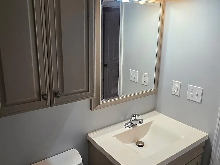 325 S Plymouth Rd NW — Photo 3