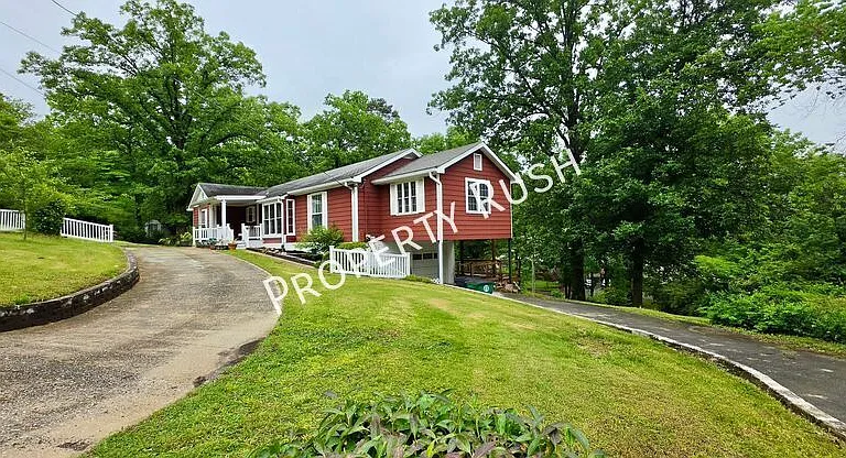 3229 Westonia Dr — Photo 2