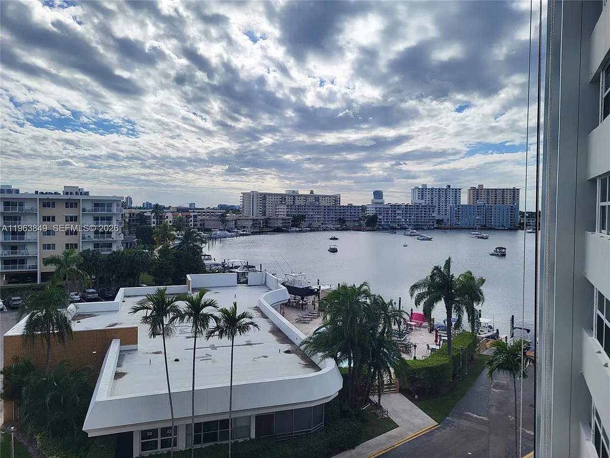 Building Photo - 100 Golden Isles Dr #615