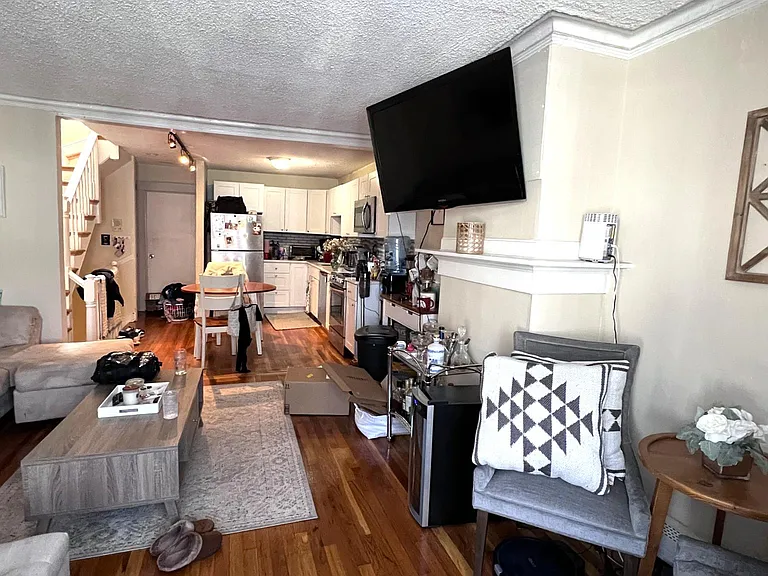 169 W 7th St #2 — Photo 1