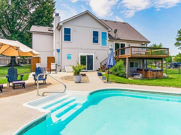 3rd image of 1505 SW Crystal Creek Pl