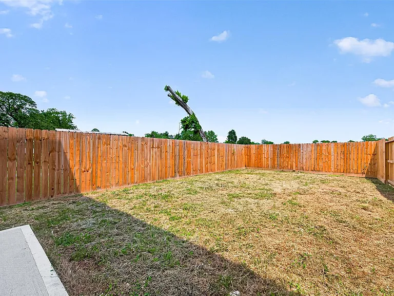 7422 Maxroy St — Photo 40
