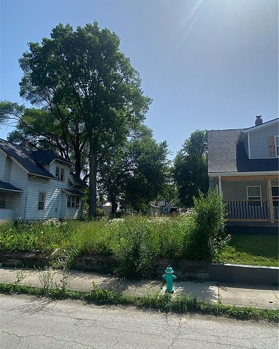 2nd image of 1045 N Mount St