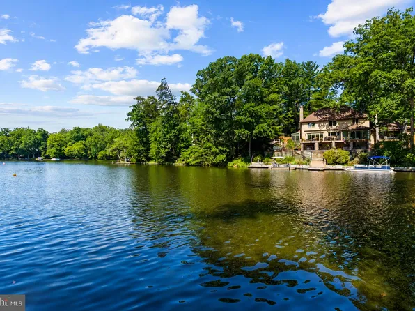 3431 Greentree Dr, Falls Church, VA 22041