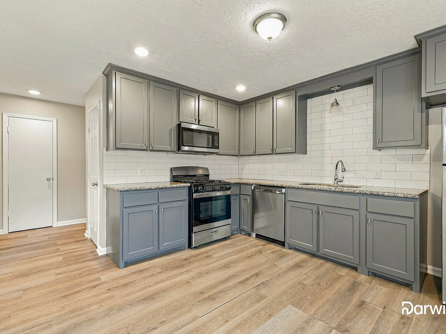3 bed, 2.0 bath, 1306 sqft, $1,575 — Photo 3
