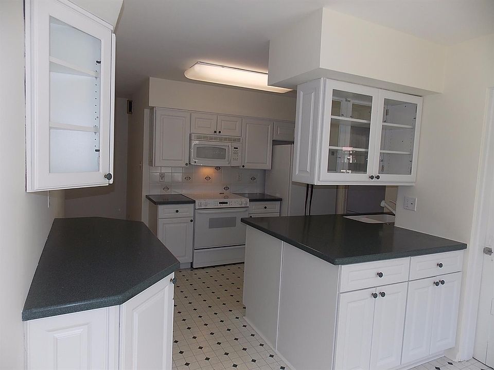 2nd image of 8345 Northcote Ave