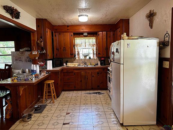 2nd image of 205 N Mimosa St