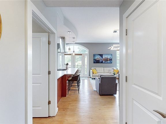 4th image of 1846 Front St APT 402