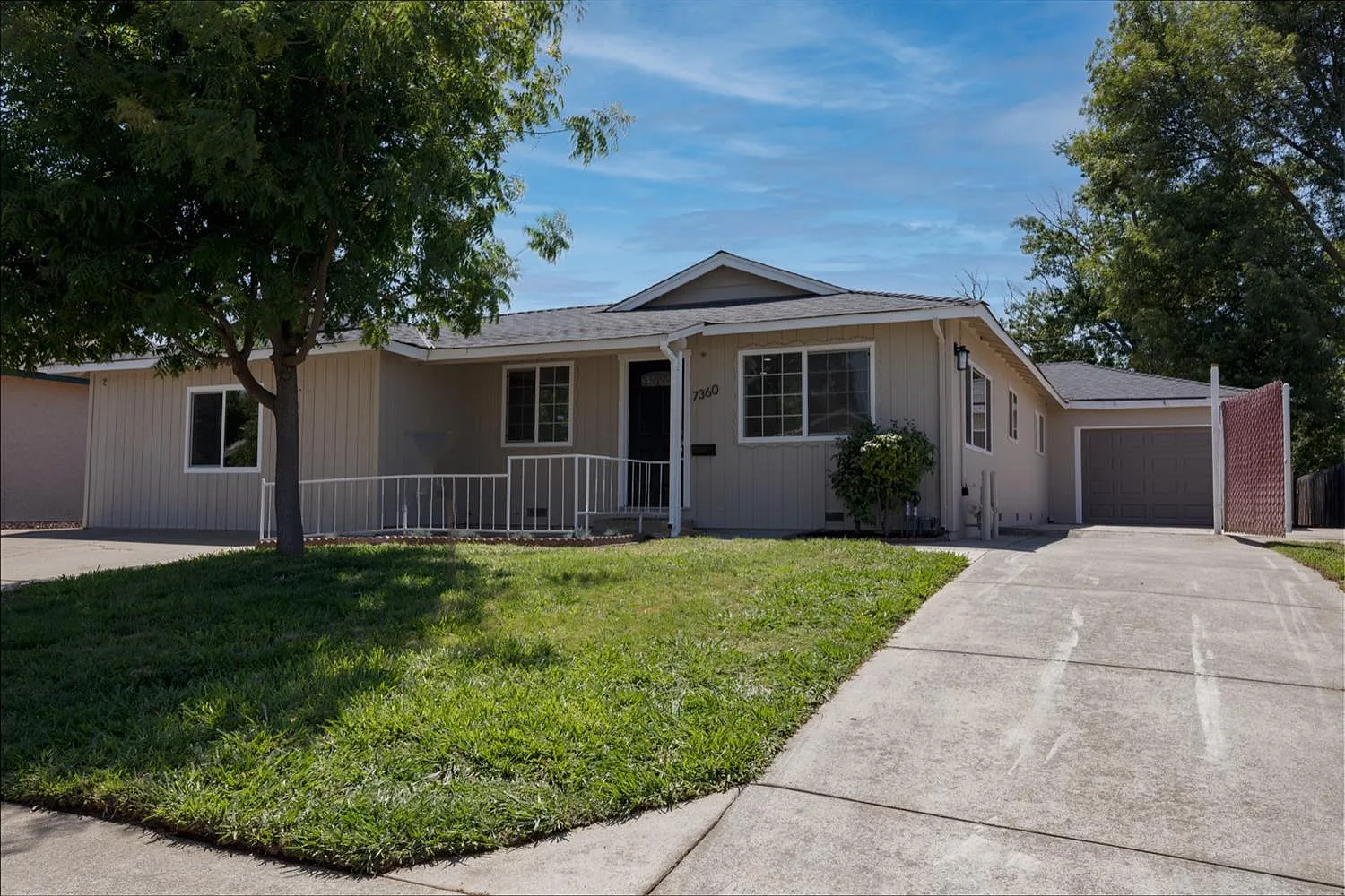 7360 Hayward Dr photo 1