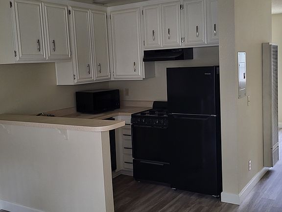 5th image of 1160 Newport Ave #105