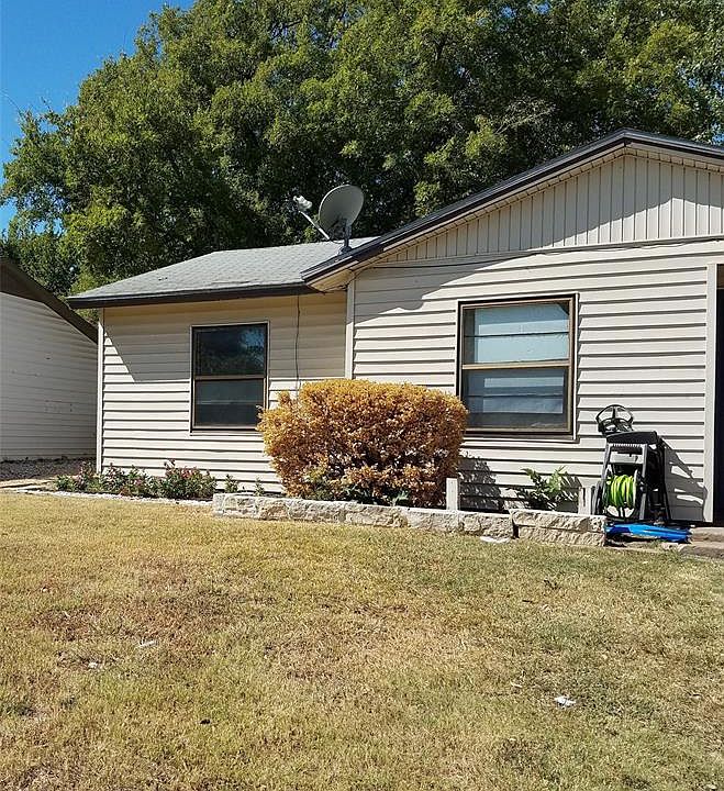 2nd image of 1800 Arbor Ln