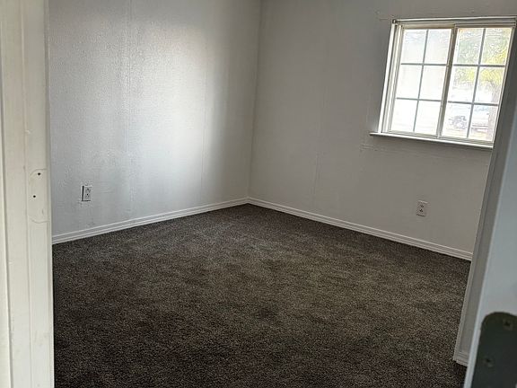 4th image of 5014 Lakeview Dr