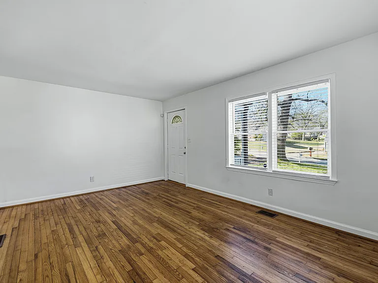 2583 Joyce Ave — Photo 9