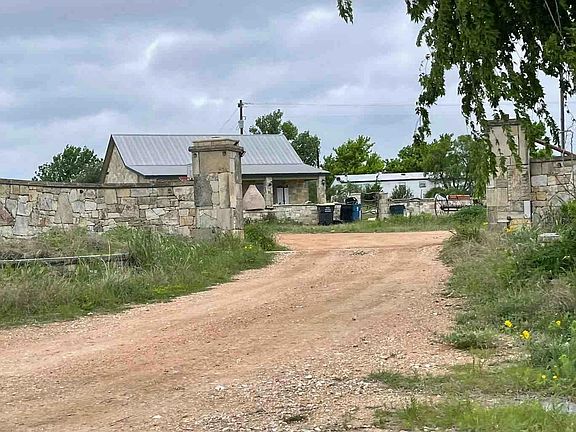 2nd image of 221 Ranch Road 2323