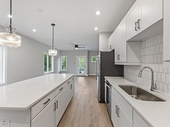 2nd image of 2333 Bedford St #B