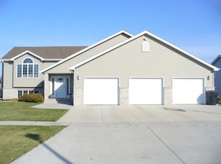 646 Evergreen Dr, Grand Forks, ND 58201