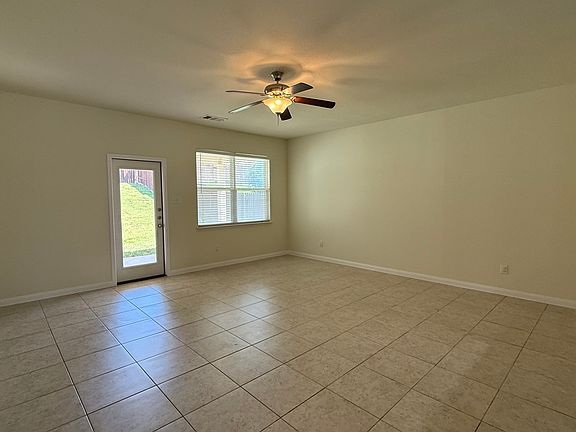 4th image of 1829 Persimmon Dr