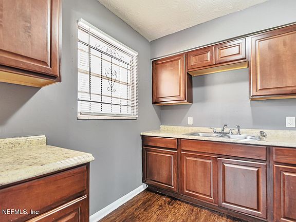 3rd image of 1130 W 21ST Street