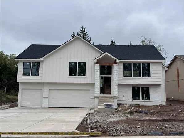 8663 Eagle Creek Dr, De Soto, KS 66018