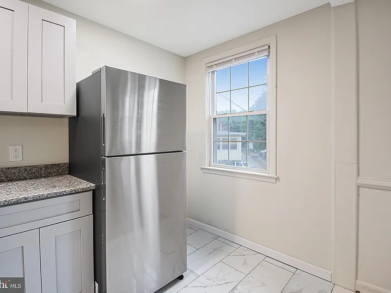 505 Stratford Rd — Photo 5